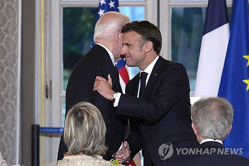 국빈 만찬에서 악수하는 양국 정상. [AP 연합뉴스]